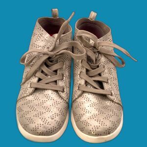 Bearpaw Silver Shoes Gray Microfiber Comfort Lace Up Sneakers Pre Owned US 7 1/2